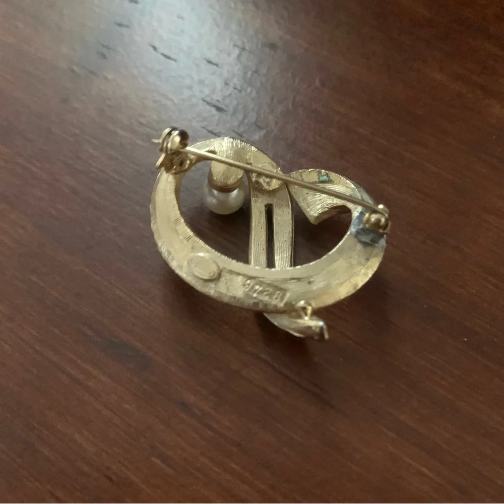 Beautiful gold tone brooch, pearl, faux diamond and turquoise color rhinestones